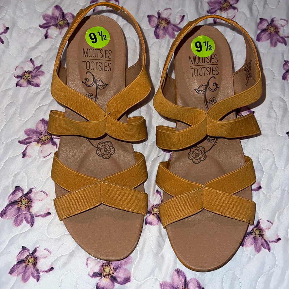 Really cute yellow shoes !